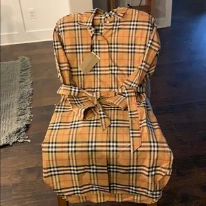 Women’s Burberry button down dress tie waist dress